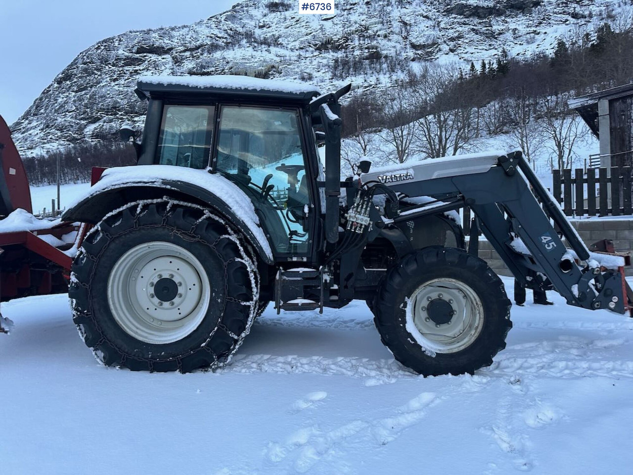 2010 Valtra N92 4x4 tractor with front loader and chains. SEE VIDEO. - Traktor: billede 1 2010 Valtra N92 4x4 tractor with front loader and chains. SEE VIDEO. - Traktor: billede 1