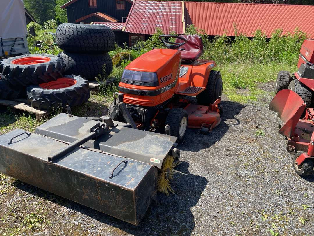 2000 Kubota G1700//Sitteklipper med feier og oppsamler - Plæneklipper: billede 1 2000 Kubota G1700//Sitteklipper med feier og oppsamler - Plæneklipper: billede 1