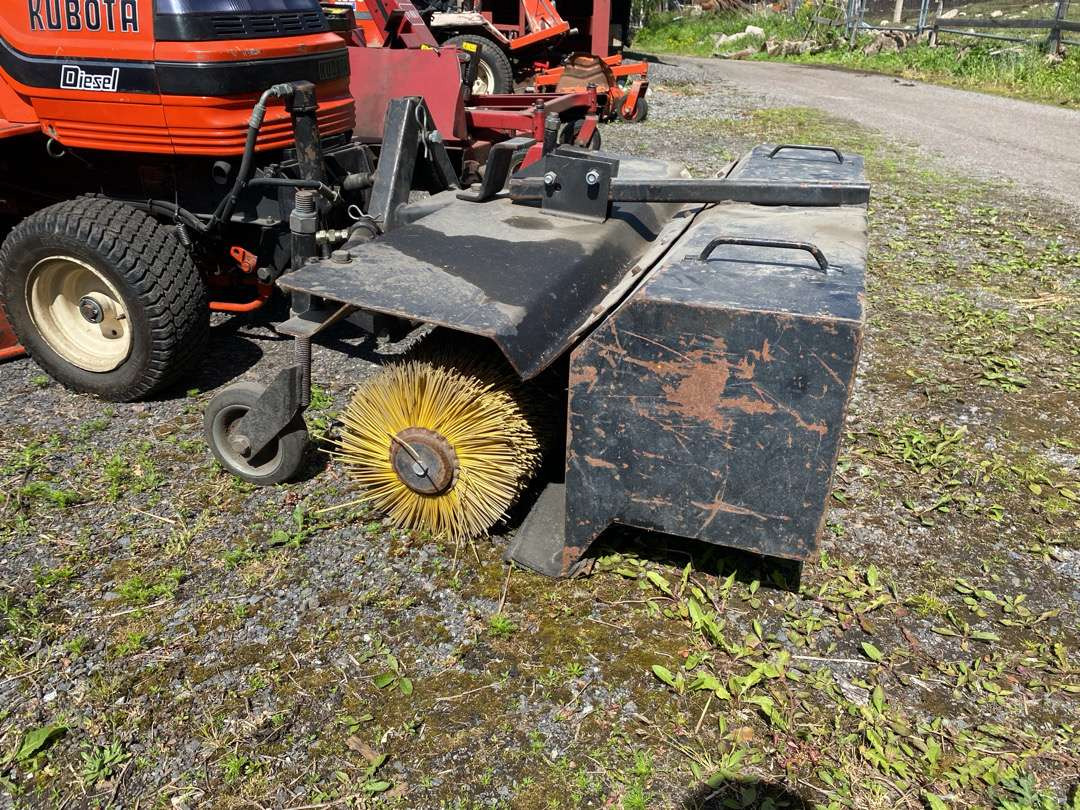 2000 Kubota G1700//Sitteklipper med feier og oppsamler - Plæneklipper: billede 5 2000 Kubota G1700//Sitteklipper med feier og oppsamler - Plæneklipper: billede 5