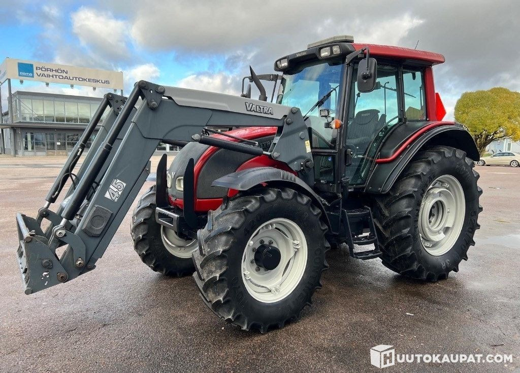 Valtra N121 Advance with front loader, 2007, 9,900 h, Ylivieska - Traktor: billede 1 Valtra N121 Advance with front loader, 2007, 9,900 h, Ylivieska - Traktor: billede 1