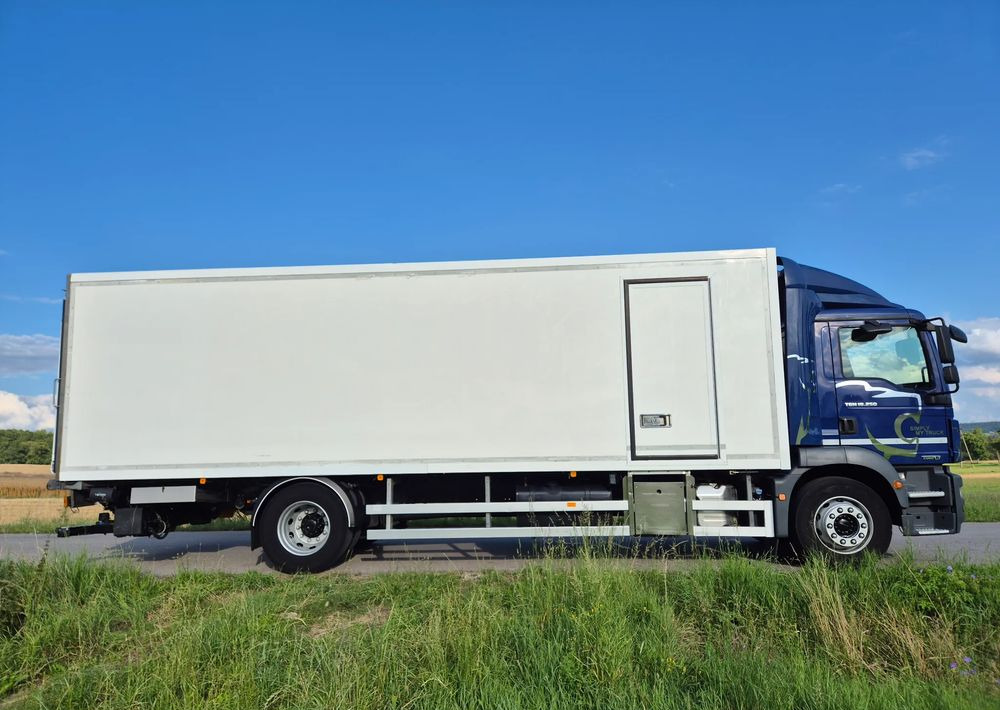 MAN TGM 18.250 Carrier 1950 D/E z Holandii / TOP STAN / 7.5m / 18 palet / winda + drzwi boczne / OKAZJA - Kølevogn lastbil: billede 4 MAN TGM 18.250 Carrier 1950 D/E z Holandii / TOP STAN / 7.5m / 18 palet / winda + drzwi boczne / OKAZJA - Kølevogn lastbil: billede 4