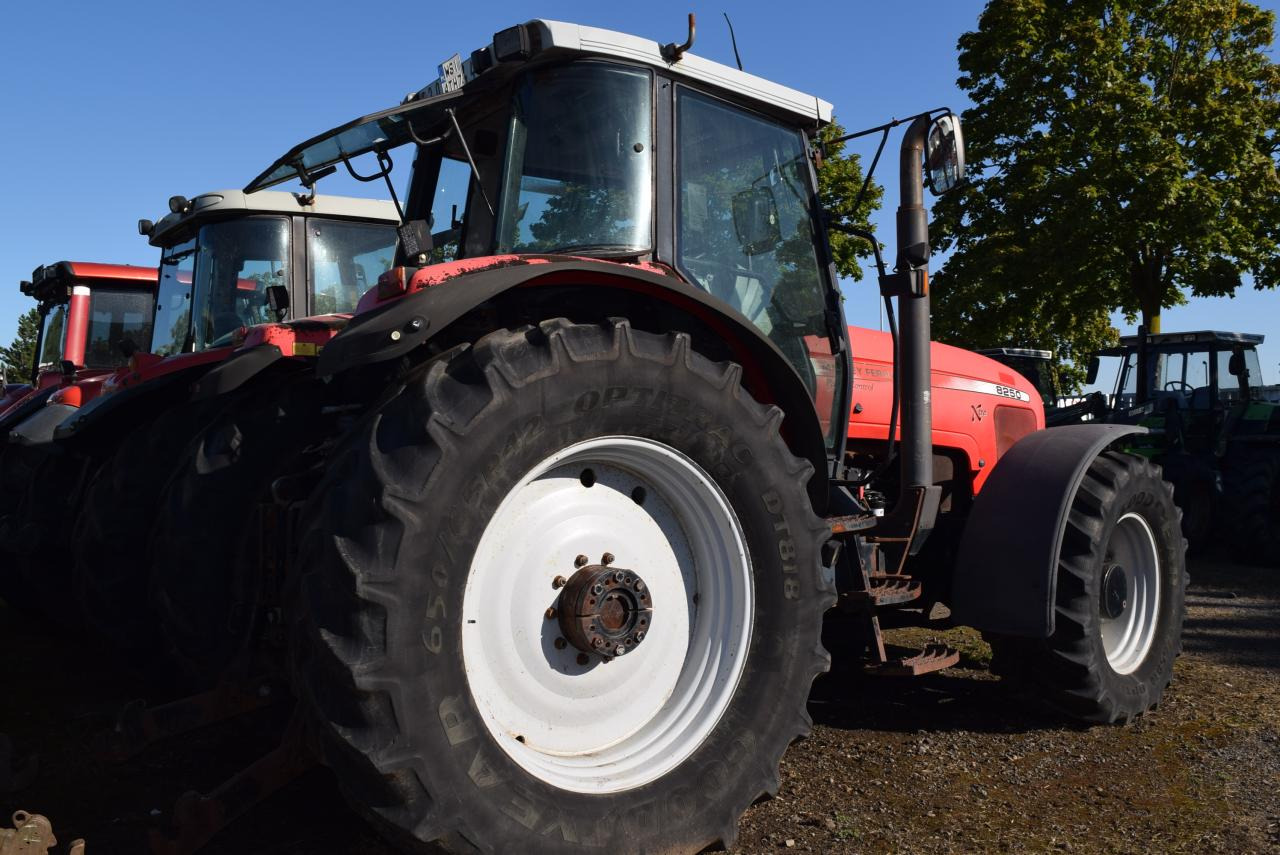 Massey Ferguson MF 8250 - Traktor: billede 4 Massey Ferguson MF 8250 - Traktor: billede 4
