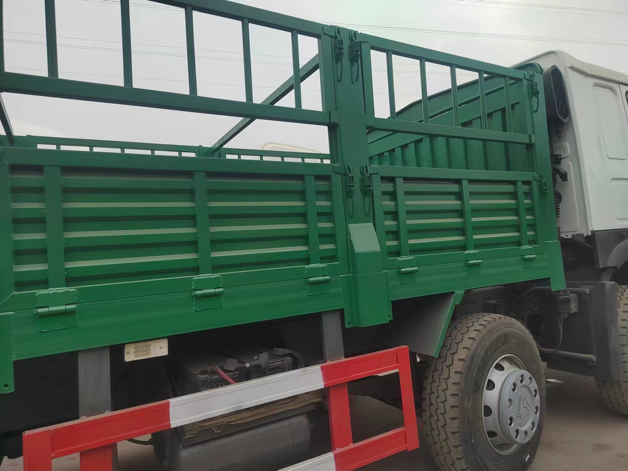 SINOTRUK Howo 8*4 Fence Bucket Truck - Lastbil: billede 3 SINOTRUK Howo 8*4 Fence Bucket Truck - Lastbil: billede 3