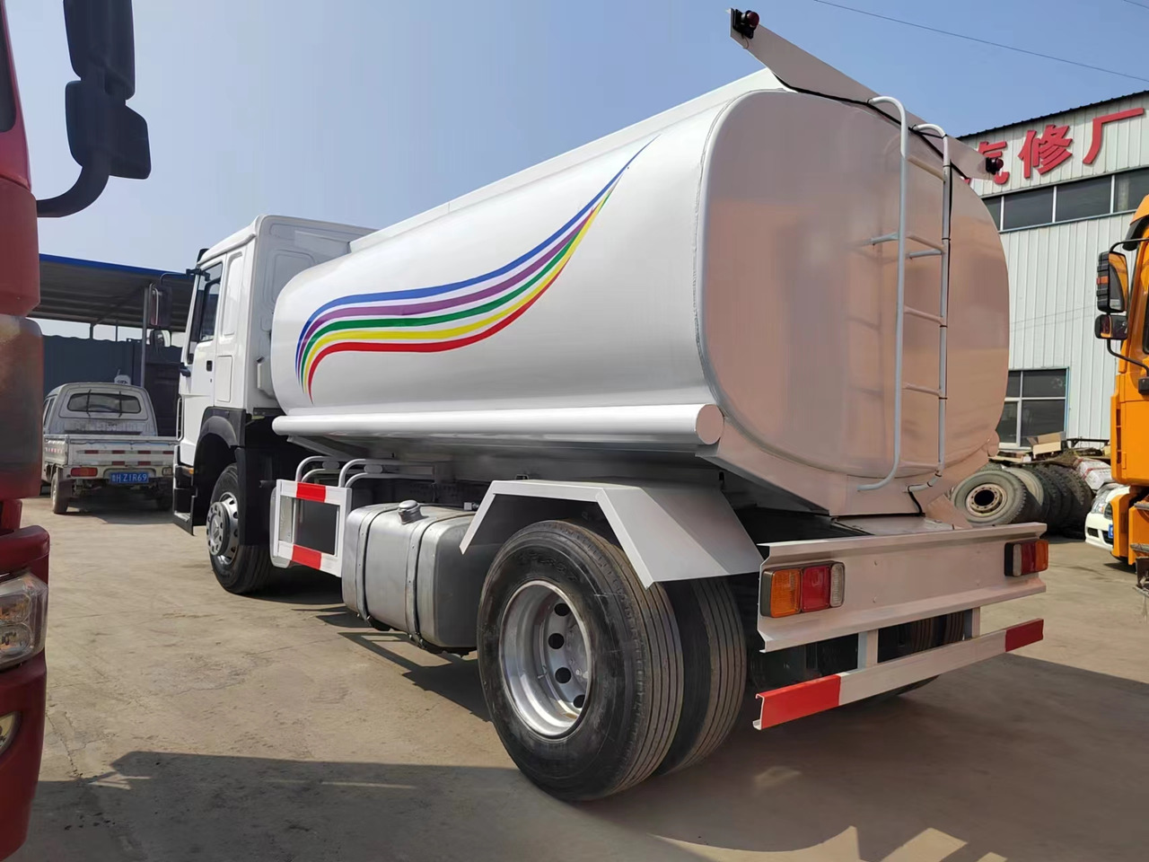 SINOTRUK HOWO - Tankbil: billede 2 SINOTRUK HOWO - Tankbil: billede 2