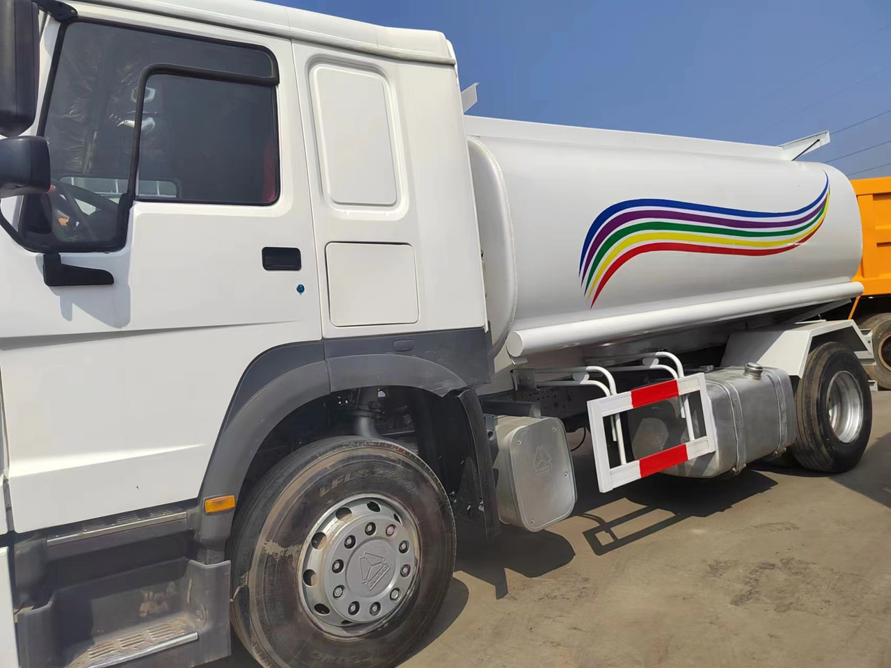 SINOTRUK HOWO - Tankbil: billede 4 SINOTRUK HOWO - Tankbil: billede 4