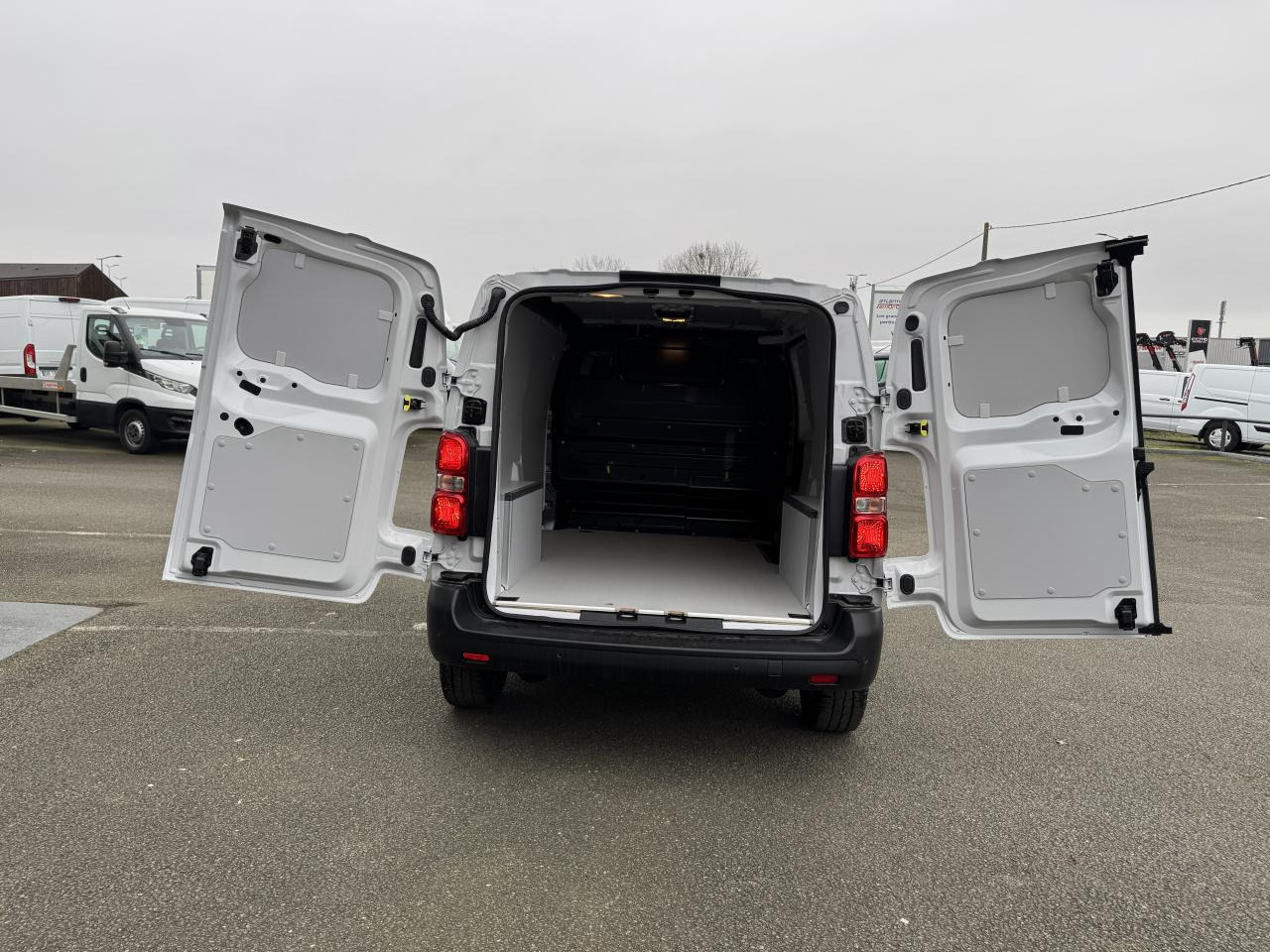 CITROEN Jumpy M 2.0 BlueHDi - 145 S&S - BV EAT8 III FOURGON . PHASE 2 - Varevogn: billede 3 CITROEN Jumpy M 2.0 BlueHDi - 145 S&S - BV EAT8 III FOURGON . PHASE 2 - Varevogn: billede 3