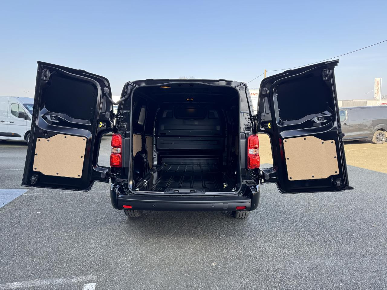 CITROEN Jumpy M 2.0 BlueHDi - 180 S&S - BV EAT8  III FOURGON . PHASE 2 - Varevogn: billede 3 CITROEN Jumpy M 2.0 BlueHDi - 180 S&S - BV EAT8  III FOURGON . PHASE 2 - Varevogn: billede 3