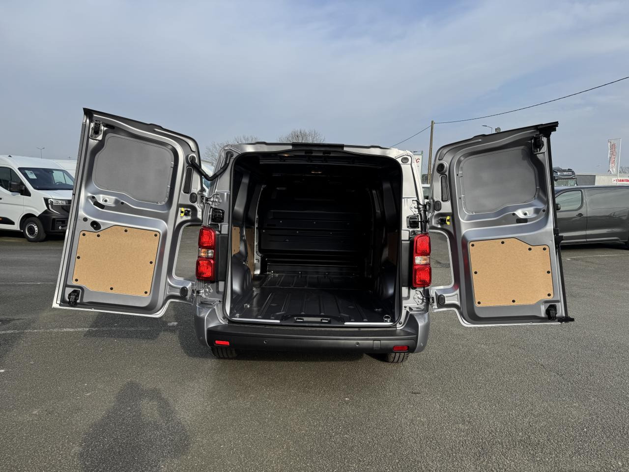 CITROEN Jumpy XL 2.0 BlueHDi - 180 S&S - BV EAT8  III FOURGON . PHASE 2 - Varevogn: billede 3 CITROEN Jumpy XL 2.0 BlueHDi - 180 S&S - BV EAT8  III FOURGON . PHASE 2 - Varevogn: billede 3