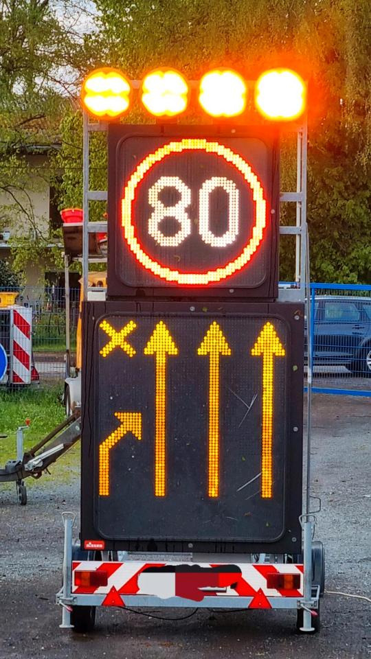 Anhænger Neuwertige Nissen LED VLT Verkehrsleittafel Verkehrsleitanhänger Verkehrssicherungsanhänger Leitanhänger Leittafel Absperrtafel FAT Verkehrssicherung GPS: billede 17 Anhænger Neuwertige Nissen LED VLT Verkehrsleittafel Verkehrsleitanhänger Verkehrssicherungsanhänger Leitanhänger Leittafel Absperrtafel FAT Verkehrssicherung GPS: billede 17
