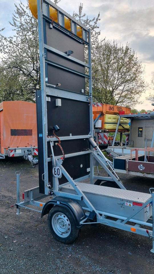 Anhænger Neuwertige Nissen LED VLT Verkehrsleittafel Verkehrsleitanhänger Verkehrssicherungsanhänger Leitanhänger Leittafel Absperrtafel FAT Verkehrssicherung GPS: billede 13 Anhænger Neuwertige Nissen LED VLT Verkehrsleittafel Verkehrsleitanhänger Verkehrssicherungsanhänger Leitanhänger Leittafel Absperrtafel FAT Verkehrssicherung GPS: billede 13