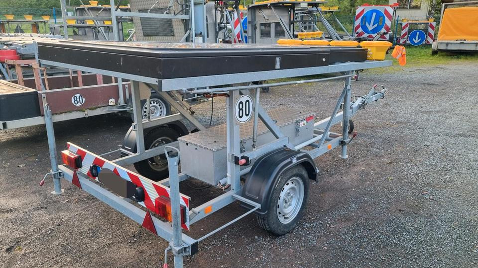 Anhænger Neuwertige Nissen LED VLT Verkehrsleittafel Verkehrsleitanhänger Verkehrssicherungsanhänger Leitanhänger Leittafel Absperrtafel FAT Verkehrssicherung GPS: billede 16 Anhænger Neuwertige Nissen LED VLT Verkehrsleittafel Verkehrsleitanhänger Verkehrssicherungsanhänger Leitanhänger Leittafel Absperrtafel FAT Verkehrssicherung GPS: billede 16