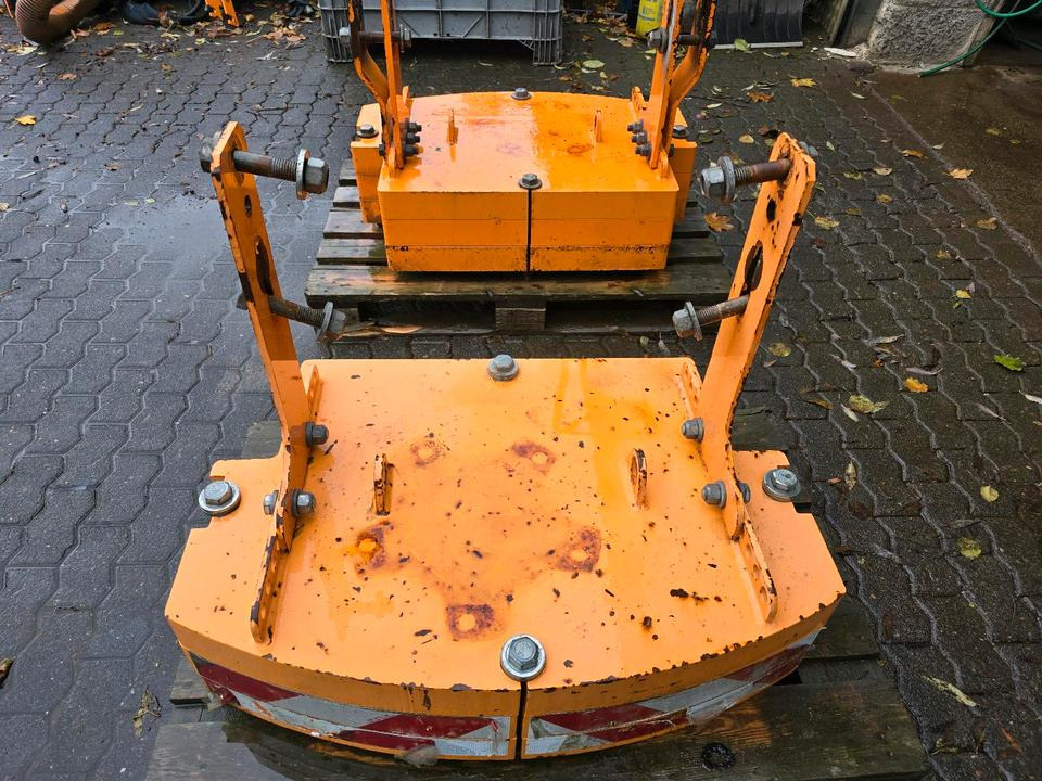 Heckgewicht Unimog 405 U400 U 300 500 400 318 423 427 429 430 530 527 535 Kontergewicht Mulag Mähausleger Böschungsmulcher Dücker - Vægtklods: billede 4 Heckgewicht Unimog 405 U400 U 300 500 400 318 423 427 429 430 530 527 535 Kontergewicht Mulag Mähausleger Böschungsmulcher Dücker - Vægtklods: billede 4