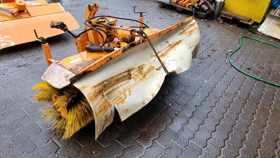 Kehrmaschine für Iseki Kleintraktor Traktor Kehrbesen Kubota Multicar Tremo - Børste til fejemaskiner: billede 3 Kehrmaschine für Iseki Kleintraktor Traktor Kehrbesen Kubota Multicar Tremo - Børste til fejemaskiner: billede 3