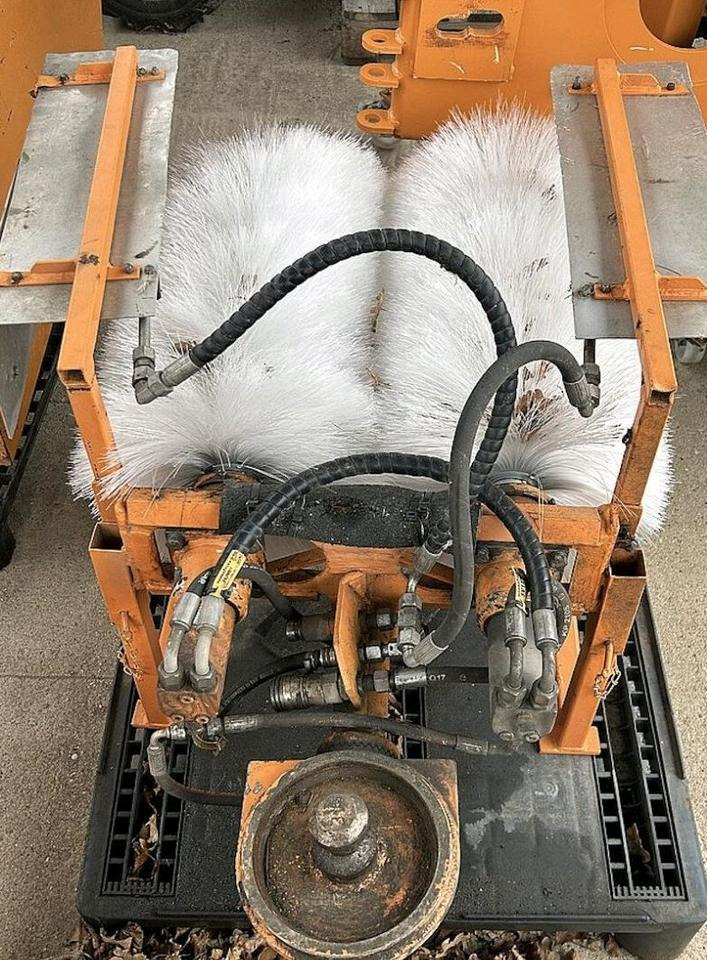 Leitpfostenwaschgerät Fiedler FLW 500 für Mähausleger Böschungsmäher Böschungsmulcher FfM 400 500 600 Leitpfostenwaschmaschine - Børste til fejemaskiner: billede 1 Leitpfostenwaschgerät Fiedler FLW 500 für Mähausleger Böschungsmäher Böschungsmulcher FfM 400 500 600 Leitpfostenwaschmaschine - Børste til fejemaskiner: billede 1