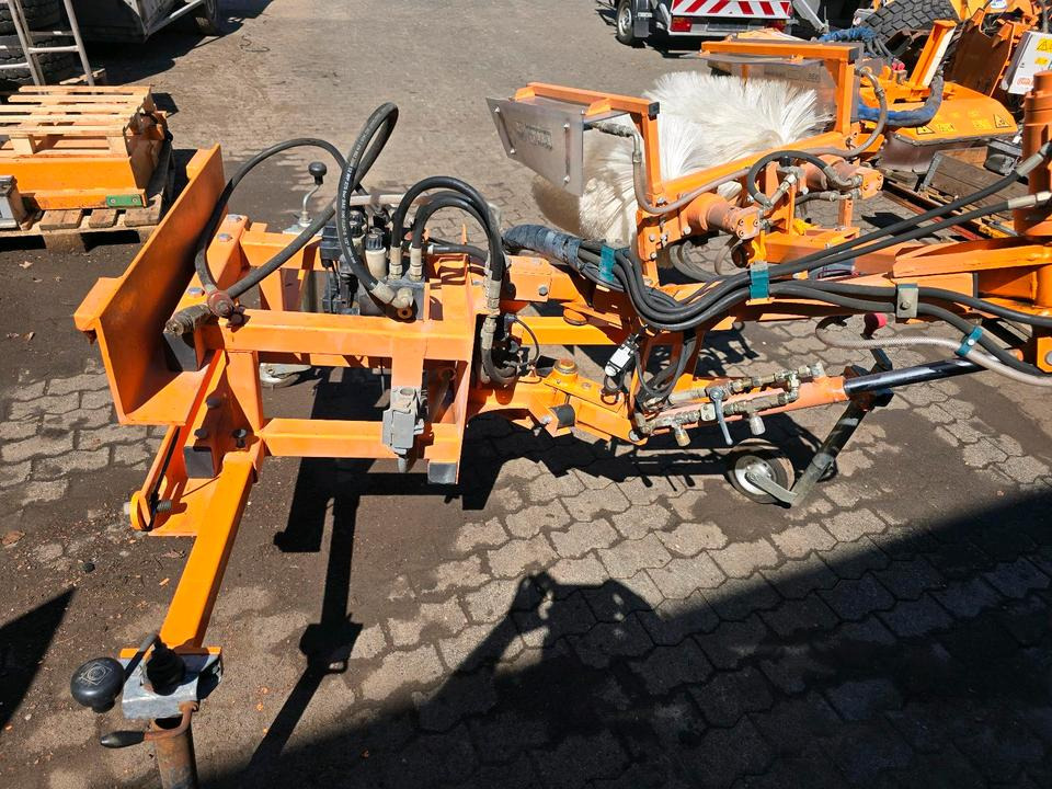 Leitpfostenwaschgerät WV 3-L für Unimog 405/10 405/12 U300 u400 300 500 318 218 423 430 530 Schmidt - Børste til fejemaskiner: billede 3 Leitpfostenwaschgerät WV 3-L für Unimog 405/10 405/12 U300 u400 300 500 318 218 423 430 530 Schmidt - Børste til fejemaskiner: billede 3