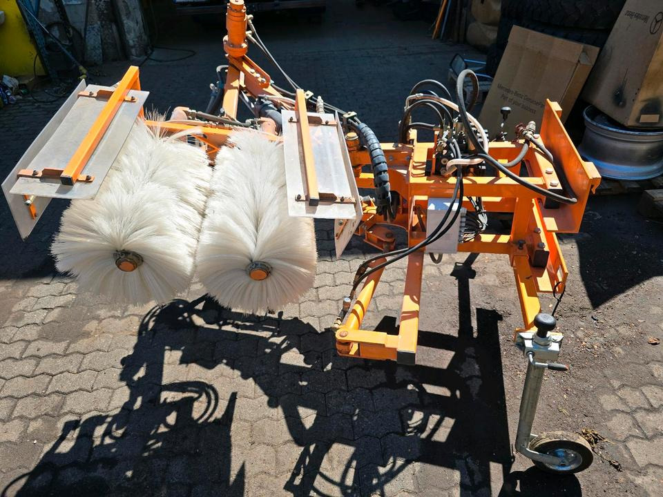 Leitpfostenwaschgerät WV 3-L für Unimog 405/10 405/12 U300 u400 300 500 318 218 423 430 530 Schmidt - Børste til fejemaskiner: billede 1 Leitpfostenwaschgerät WV 3-L für Unimog 405/10 405/12 U300 u400 300 500 318 218 423 430 530 Schmidt - Børste til fejemaskiner: billede 1