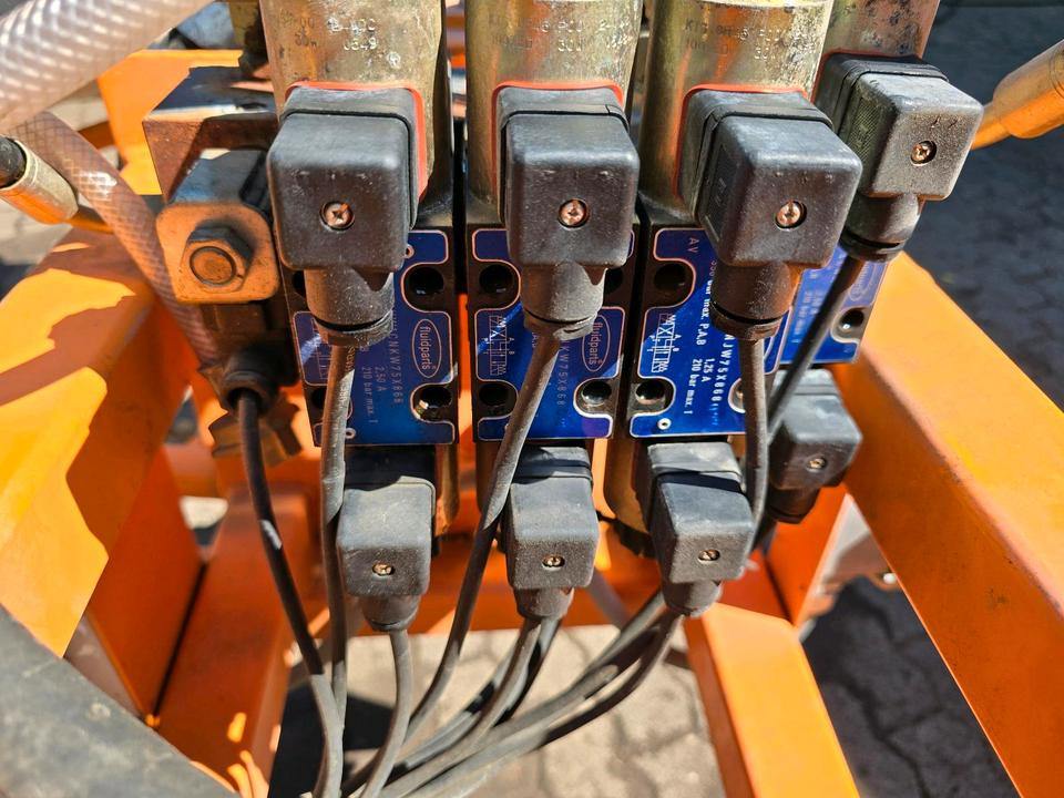 Leitpfostenwaschgerät WV 3-L für Unimog 405/10 405/12 U300 u400 300 500 318 218 423 430 530 Schmidt - Børste til fejemaskiner: billede 5 Leitpfostenwaschgerät WV 3-L für Unimog 405/10 405/12 U300 u400 300 500 318 218 423 430 530 Schmidt - Børste til fejemaskiner: billede 5