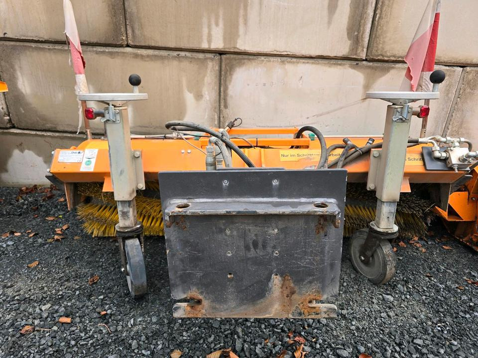 Sobernheimer FKM 1.8F Kehrmaschine für Multicar Straßenkehrmaschine Kehrbesen für Multicar Tremo Iseki Kubota - Børste til fejemaskiner: billede 1 Sobernheimer FKM 1.8F Kehrmaschine für Multicar Straßenkehrmaschine Kehrbesen für Multicar Tremo Iseki Kubota - Børste til fejemaskiner: billede 1