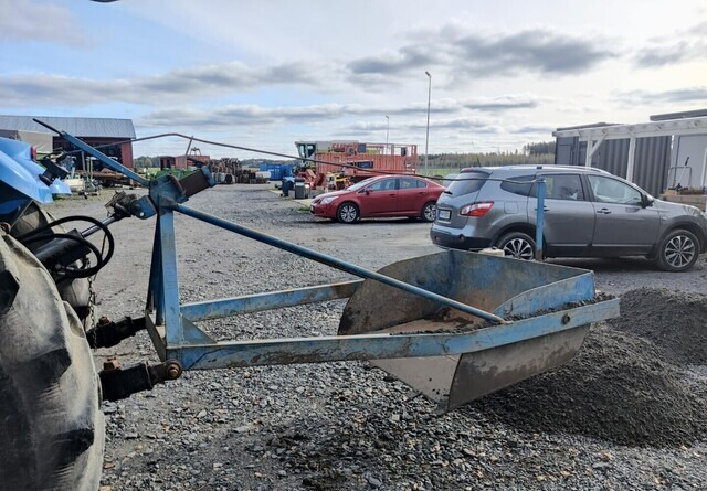 Maansiirtokauha 120cm traktoriin - VIDEO - Skovl for Traktor: billede 2 Maansiirtokauha 120cm traktoriin - VIDEO - Skovl for Traktor: billede 2