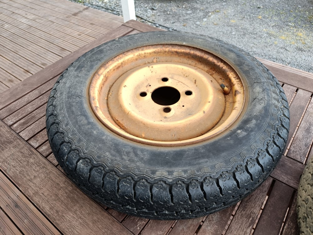 Renkaat 165SR15 vanteilla 2 kpl Heywang paalaimesta - Komplet hjul for Firkant ballepresse: billede 1 Renkaat 165SR15 vanteilla 2 kpl Heywang paalaimesta - Komplet hjul for Firkant ballepresse: billede 1