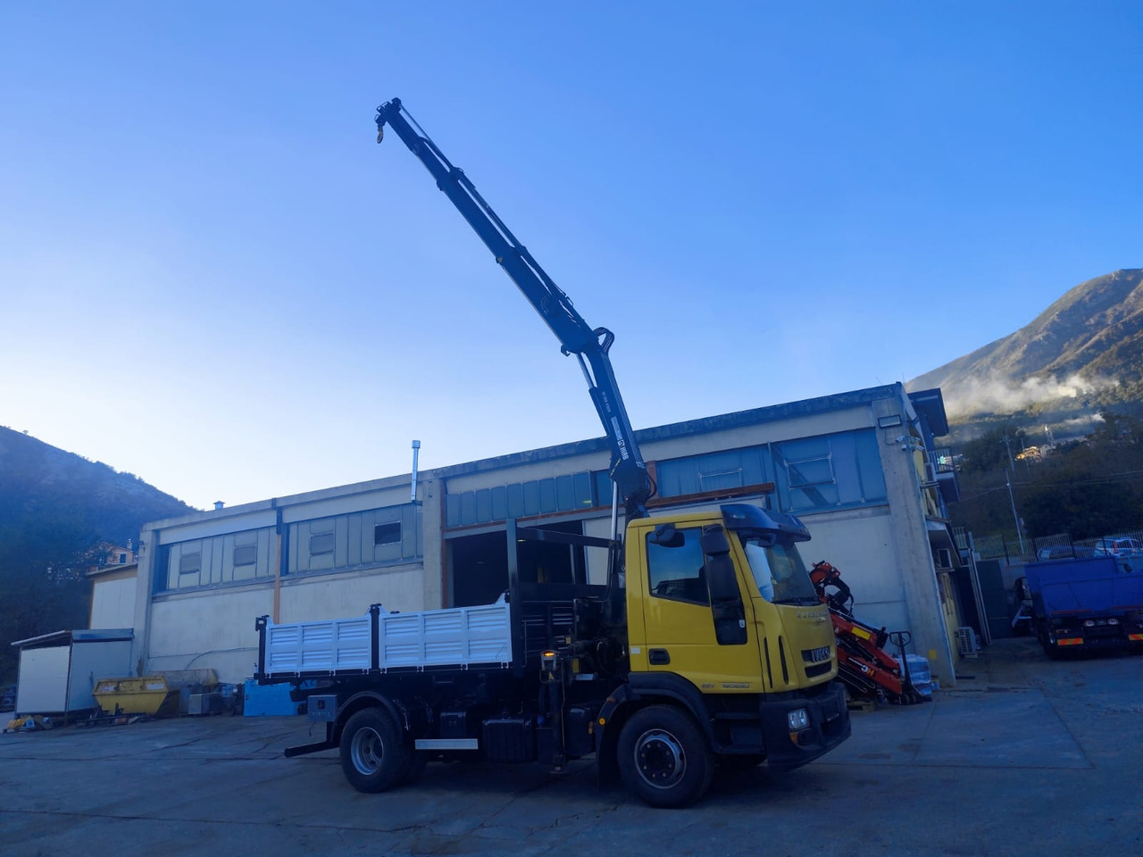 IVECO EUROCARGO 160E30 - Lastbil med kran: billede 2 IVECO EUROCARGO 160E30 - Lastbil med kran: billede 2