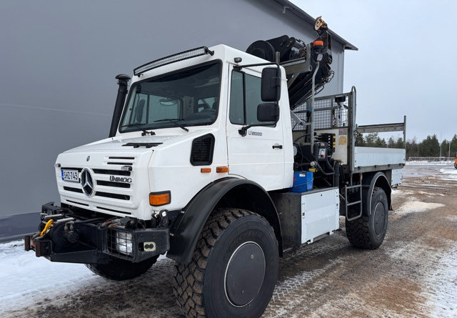 Mercedes-BenzUnimog U5000 + Nosturi Hiab 099 E-4 - Lastbil med lad, Lastbil med kran: billede 1 Mercedes-BenzUnimog U5000 + Nosturi Hiab 099 E-4 - Lastbil med lad, Lastbil med kran: billede 1