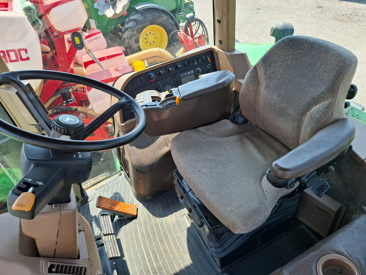 JOHN DEERE 8230 - Traktor: billede 2 JOHN DEERE 8230 - Traktor: billede 2