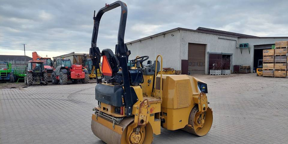 Walec Caterpillar CB24 2700 kg CAT - Tromle: billede 5 Walec Caterpillar CB24 2700 kg CAT - Tromle: billede 5