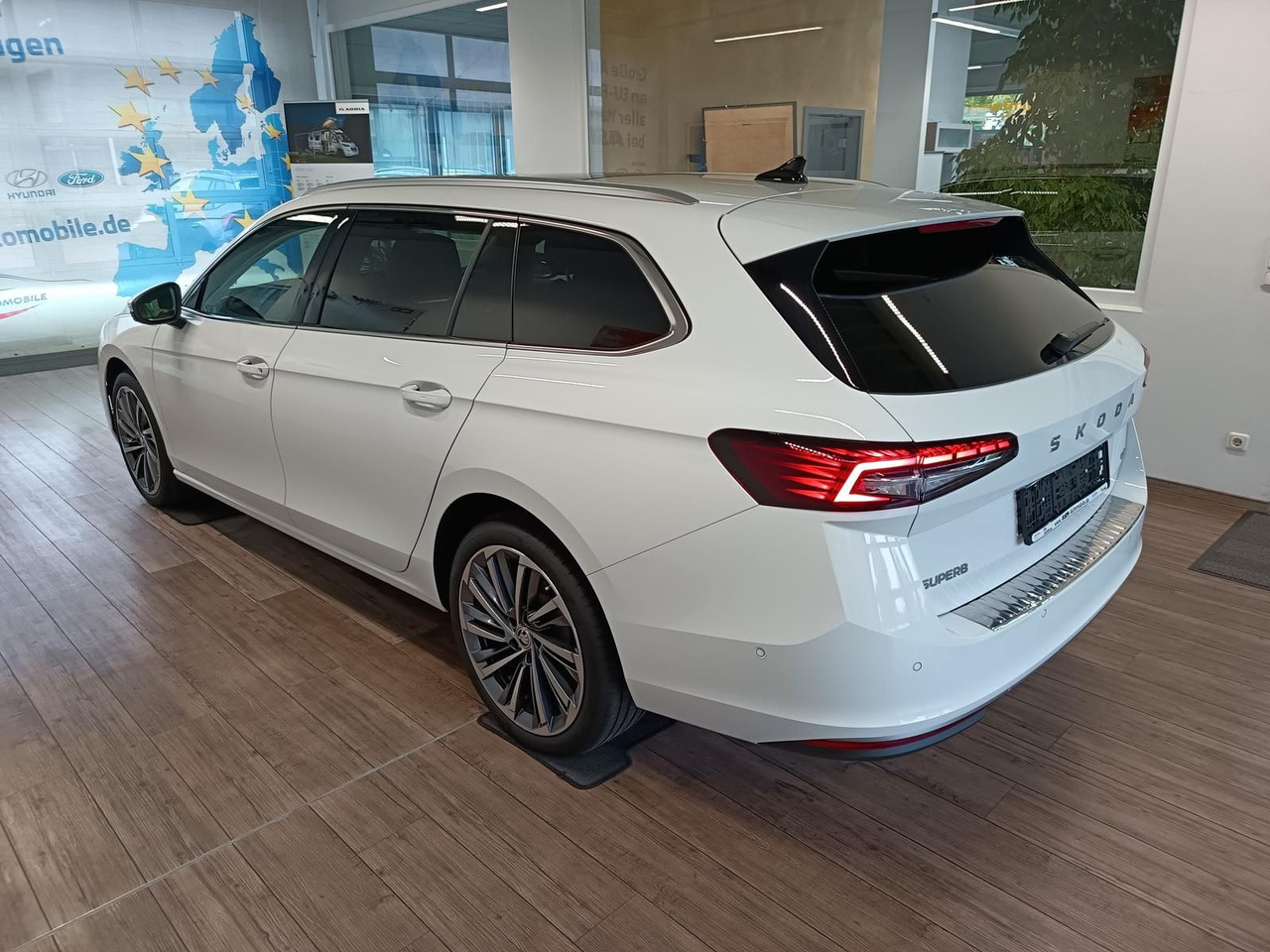 Skoda Superb Combi L&K 2,0TDI 4x4*PSD*STD.HZG*360°*HUD - Stationcar: billede 4 Skoda Superb Combi L&K 2,0TDI 4x4*PSD*STD.HZG*360°*HUD - Stationcar: billede 4