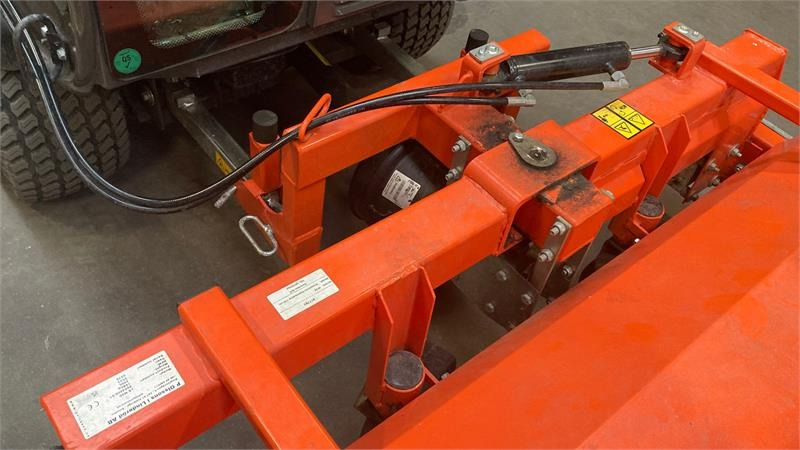 Husqvarna Fejemaskine med sving 5904500-01 - Børste til fejemaskiner: billede 4 Husqvarna Fejemaskine med sving 5904500-01 - Børste til fejemaskiner: billede 4