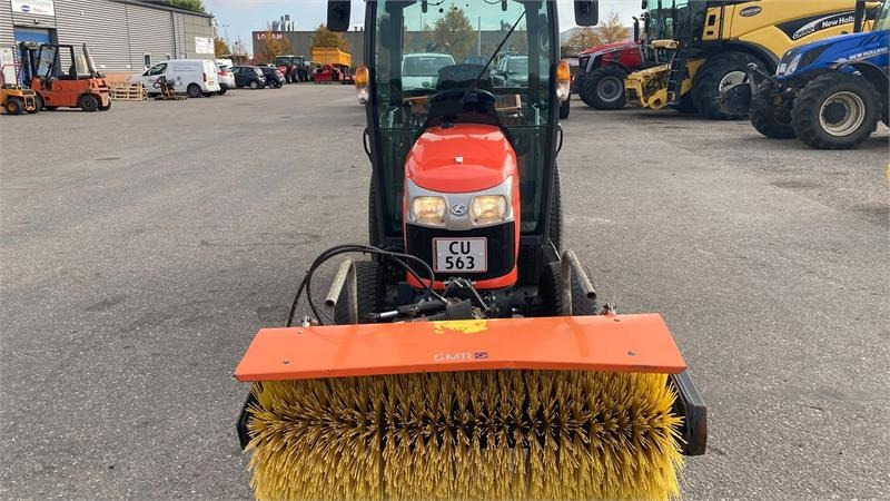 Kubota ST341 inkl. 150 cm kost og udlægger - Kommunal traktor: billede 3 Kubota ST341 inkl. 150 cm kost og udlægger - Kommunal traktor: billede 3