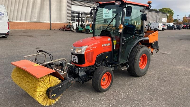 Kubota ST341 inkl. 150 cm kost og udlægger - Kommunal traktor: billede 1 Kubota ST341 inkl. 150 cm kost og udlægger - Kommunal traktor: billede 1