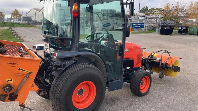 Kubota ST341 inkl. 150 cm kost og udlægger - Kommunal traktor: billede 5 Kubota ST341 inkl. 150 cm kost og udlægger - Kommunal traktor: billede 5