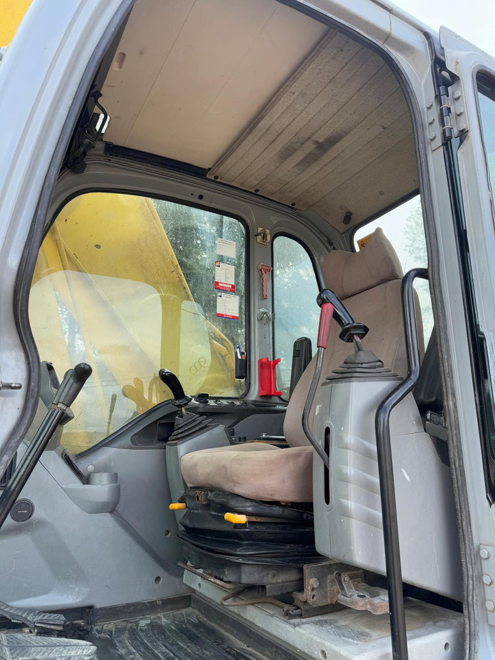 Bæltegravemaskine New Holland E 215: billede 13