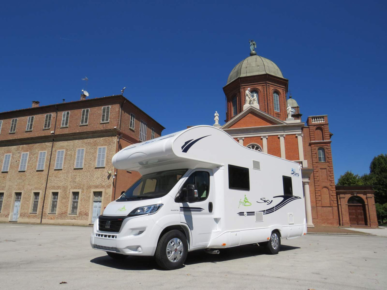 Fiat Ducato RETRACTABLE PLATFORM (300KG CAPACITY) - Autocamper med alkove: billede 1 Fiat Ducato RETRACTABLE PLATFORM (300KG CAPACITY) - Autocamper med alkove: billede 1