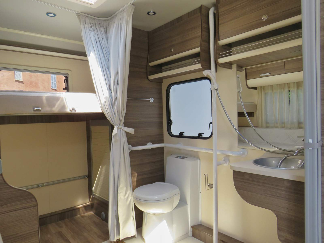 Fiat Ducato RETRACTABLE PLATFORM (300KG CAPACITY) - Autocamper med alkove: billede 3 Fiat Ducato RETRACTABLE PLATFORM (300KG CAPACITY) - Autocamper med alkove: billede 3