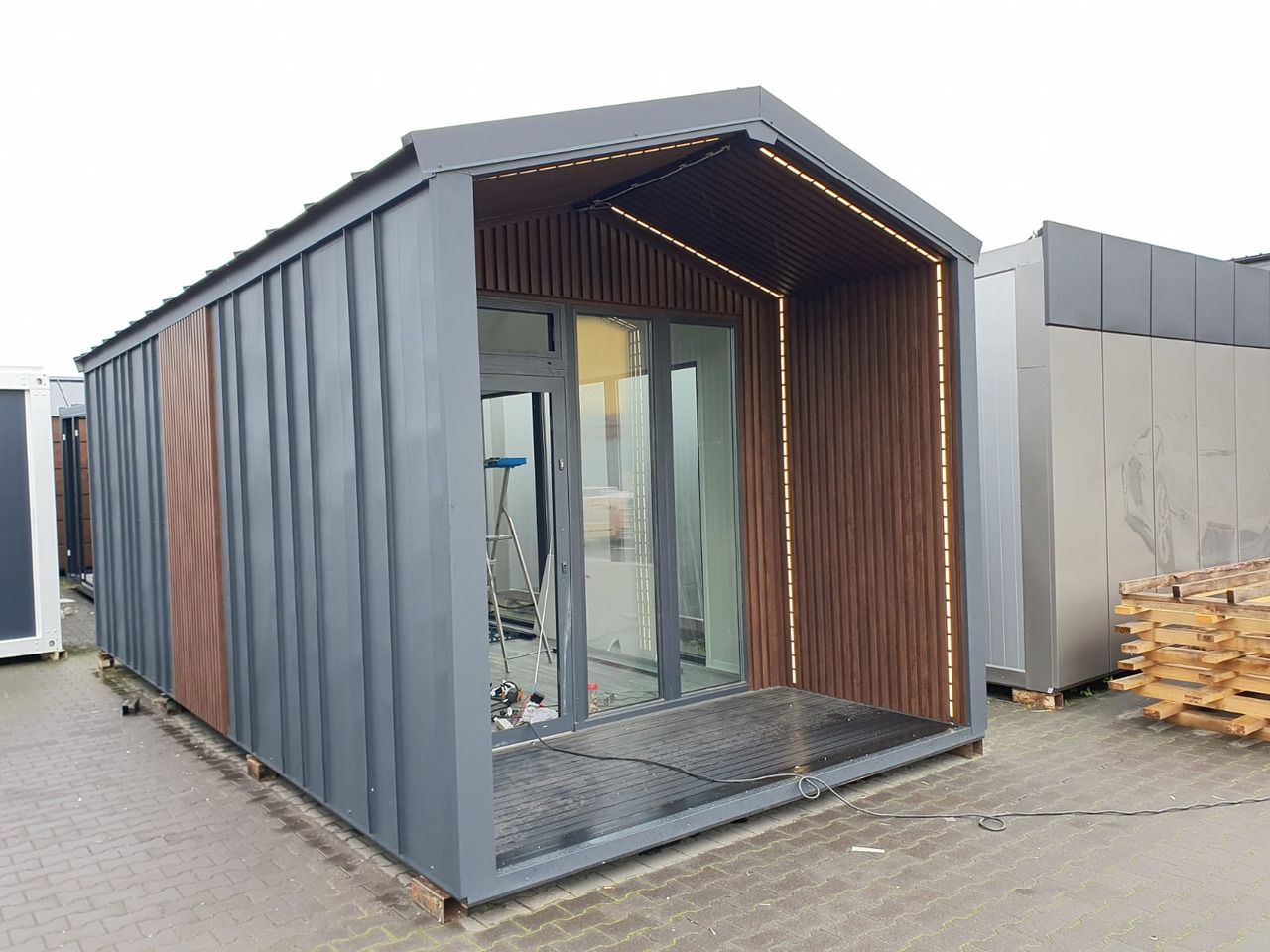 IDEX Premium Commercial Container Unit – Modern, Durable & Ready to Customize! Container with Terrace - Veksellad/ Container: billede 2 IDEX Premium Commercial Container Unit – Modern, Durable & Ready to Customize! Container with Terrace - Veksellad/ Container: billede 2