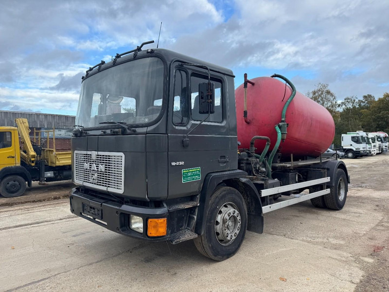 MAN 18.232 (8000 L / 6 CYLINDER WITH MANUAL PUMP / STEEL SUSPENSION) - Slamsugemaskine: billede 1 MAN 18.232 (8000 L / 6 CYLINDER WITH MANUAL PUMP / STEEL SUSPENSION) - Slamsugemaskine: billede 1