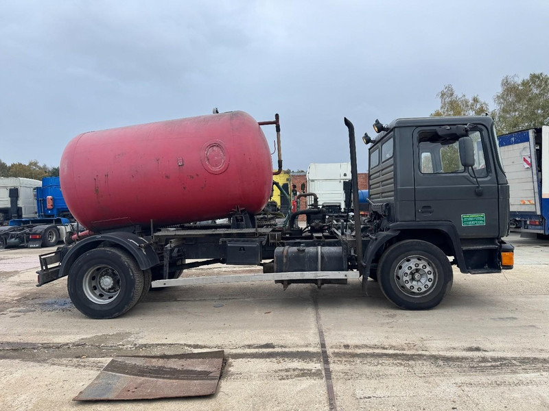 MAN 18.232 (8000 L / 6 CYLINDER WITH MANUAL PUMP / STEEL SUSPENSION) - Slamsugemaskine: billede 4 MAN 18.232 (8000 L / 6 CYLINDER WITH MANUAL PUMP / STEEL SUSPENSION) - Slamsugemaskine: billede 4
