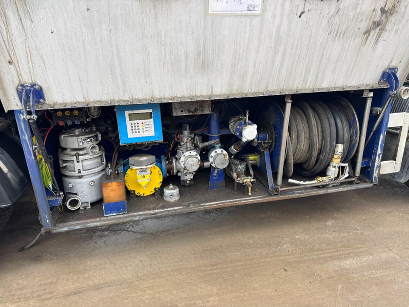 Volvo FL 6 - 220 (11000 L / 2 COMPARTMENTS / 18 TON / MANUAL GEARBOX / PERFECT) - Tankbil: billede 5 Volvo FL 6 - 220 (11000 L / 2 COMPARTMENTS / 18 TON / MANUAL GEARBOX / PERFECT) - Tankbil: billede 5