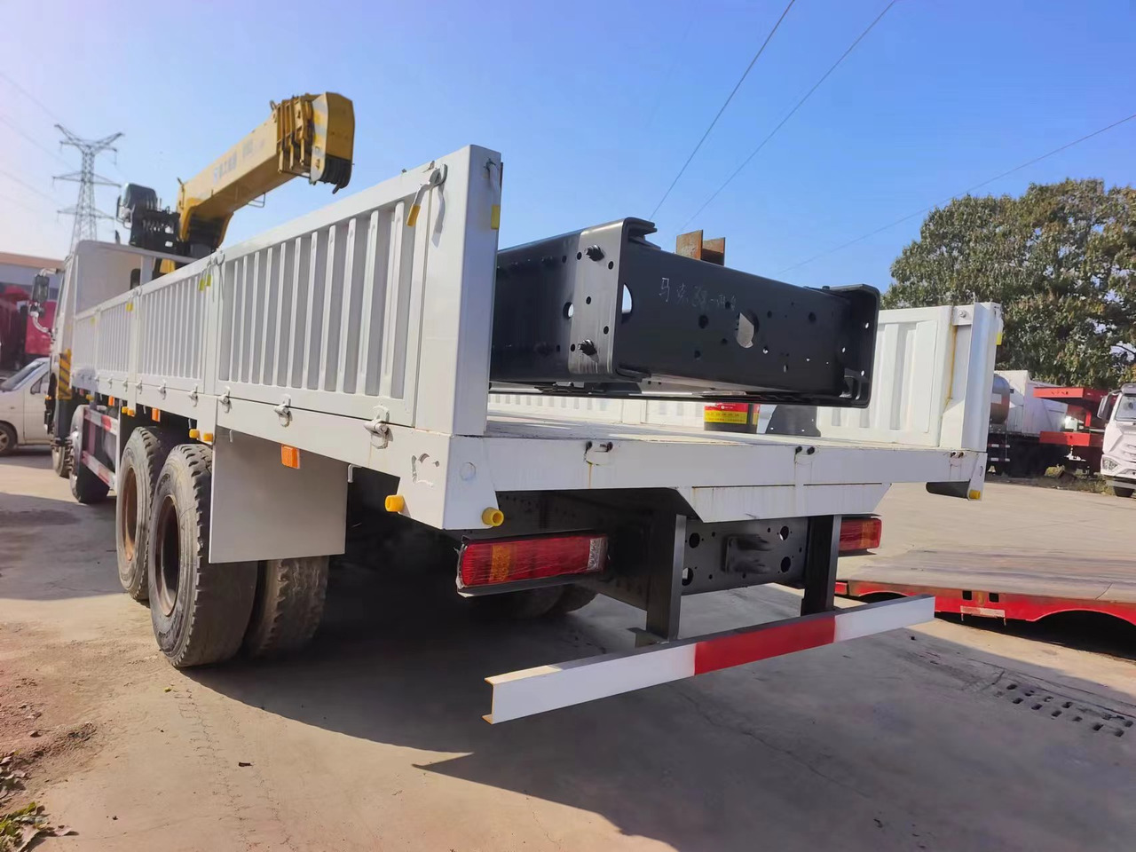 HOWO HOWO 371 chassis,10 TONS crane truck - Lastbil med kran: billede 2 HOWO HOWO 371 chassis,10 TONS crane truck - Lastbil med kran: billede 2