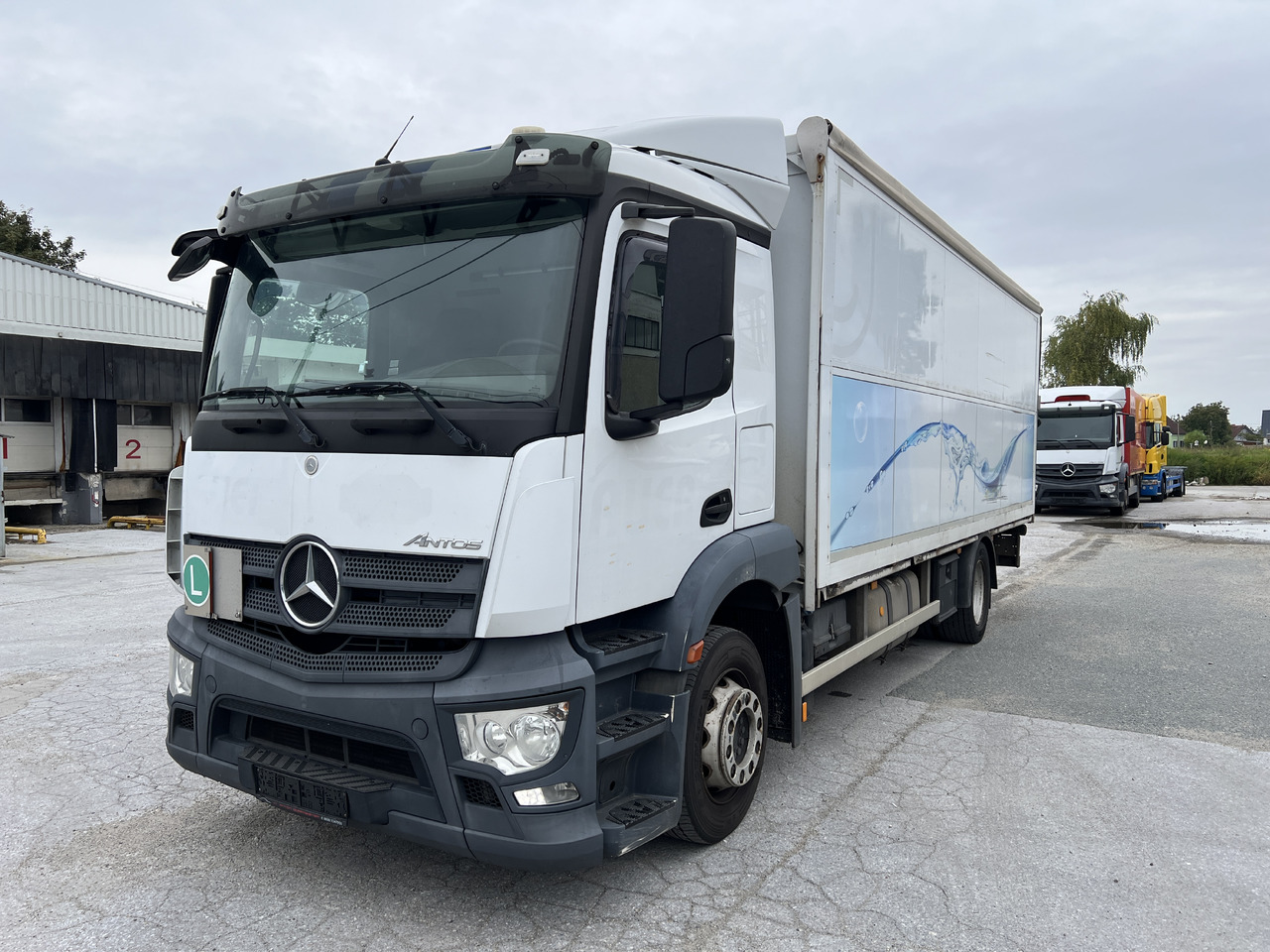MERCEDES-BENZ ANTOS 18.30 L automatische Seitenladung | LBW | Klima | Tempomat - Til transport af drikkevarer lastbil: billede 1 MERCEDES-BENZ ANTOS 18.30 L automatische Seitenladung | LBW | Klima | Tempomat - Til transport af drikkevarer lastbil: billede 1