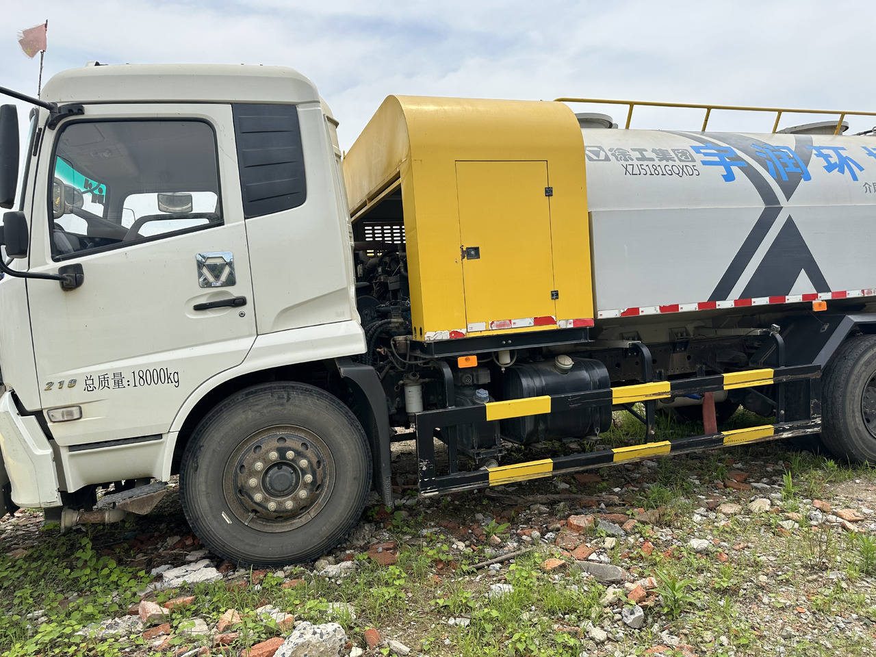 Dongfeng Large Vacuum Suction Truck - Slamsugemaskine: billede 4 Dongfeng Large Vacuum Suction Truck - Slamsugemaskine: billede 4
