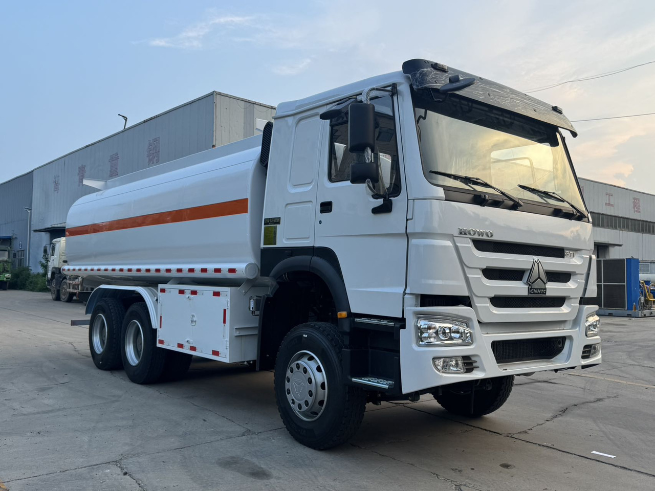 SINOTRUK Howo Fuel Tanker Click Here For DISCOUNT - Tankbil: billede 1 SINOTRUK Howo Fuel Tanker Click Here For DISCOUNT - Tankbil: billede 1