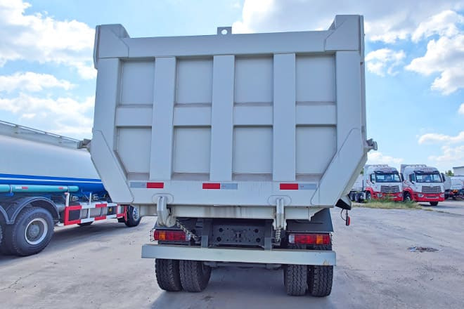 SINOTRUK Howo 8x4 Tipper Truck for Sale in Guinea - Tipvogn lastbil: billede 4 SINOTRUK Howo 8x4 Tipper Truck for Sale in Guinea - Tipvogn lastbil: billede 4