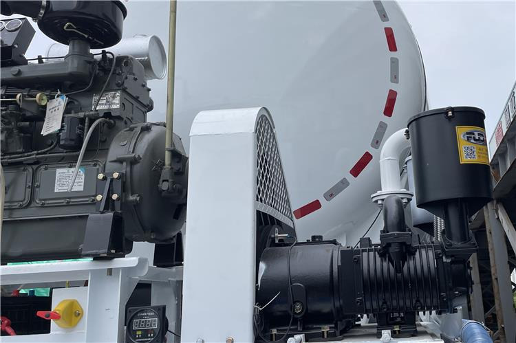 TITAN 4 Axle Bulker Cement Tanker Trailer for Sale In Zambia - Tanksættevogn: billede 3 TITAN 4 Axle Bulker Cement Tanker Trailer for Sale In Zambia - Tanksættevogn: billede 3