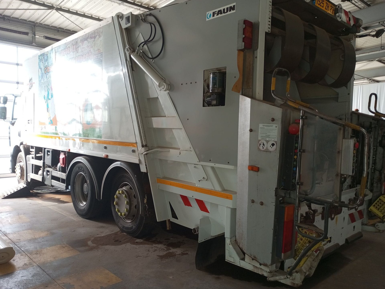 BOM de marque Renault 320 DXI- Benne FAUN Turbo changée en août 2023 - fuite hydraulique avant passage aux mines - arrêt de circulation octobre 2023 - batterie HS - état correct - factures disponibles - Affaldsmaskine: billede 3 BOM de marque Renault 320 DXI- Benne FAUN Turbo changée en août 2023 - fuite hydraulique avant passage aux mines - arrêt de circulation octobre 2023 - batterie HS - état correct - factures disponibles - Affaldsmaskine: billede 3