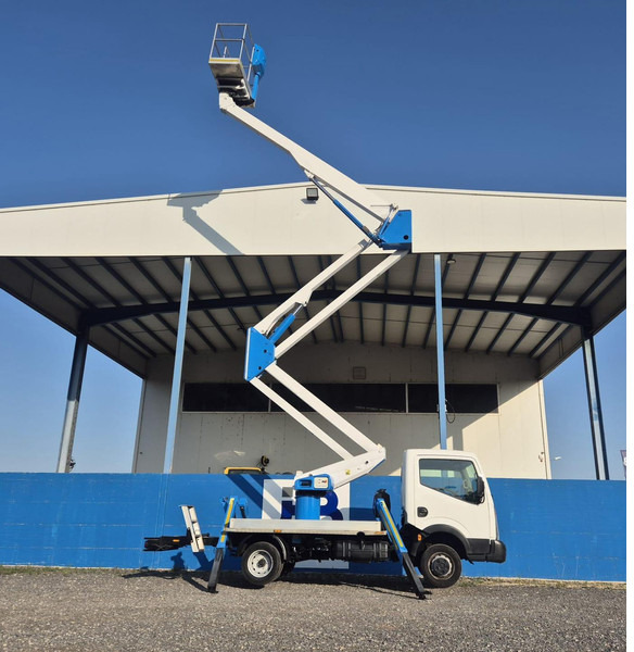 Usado SOCAGE DA320 sobre NISSAN CABSTAR 35.12 - Lift: billede 4 Usado SOCAGE DA320 sobre NISSAN CABSTAR 35.12 - Lift: billede 4