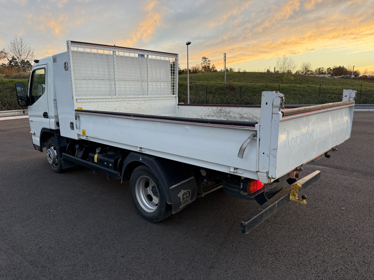 Mitsubishi Canter Fuso - Ladbil med tip: billede 3 Mitsubishi Canter Fuso - Ladbil med tip: billede 3