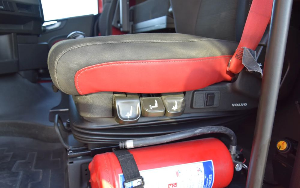 Trækker Volvo FH500 / NISKA KABINA / HYDRAULIKA / EURO 6 / ACC / LEDY / ALUFELGI / SERWISOWANY / SPROWADZONY: billede 15 Trækker Volvo FH500 / NISKA KABINA / HYDRAULIKA / EURO 6 / ACC / LEDY / ALUFELGI / SERWISOWANY / SPROWADZONY: billede 15